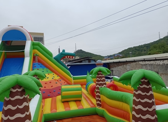 equipamento Bouncy inflável comercial do campo de jogos do tema das palmeiras do castelo para o parque de diversões