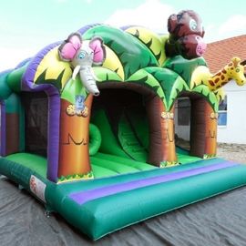 Jogo das crianças fantásticas da arte finala 3D e reino engraçados combinados infláveis da selva da corrediça