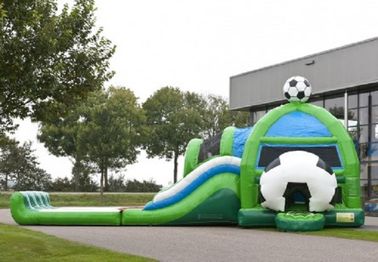 Castelo de salto inflável do futebol surpreendente combinado com corrediça de água