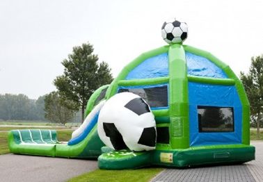 Castelo de salto inflável do futebol surpreendente combinado com corrediça de água