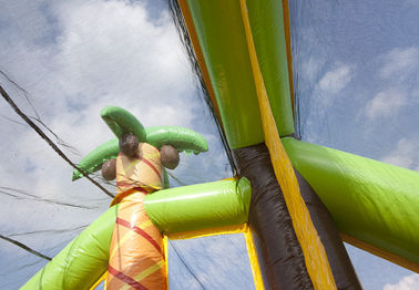 A corrida mega caçoa jogos infláveis do curso de obstáculo com parede de escalada