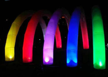 Iluminando a forma inflável decorativa do arco-íris do arco para o corredor da raça