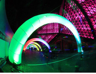 Iluminando a forma inflável decorativa do arco-íris do arco para o corredor da raça