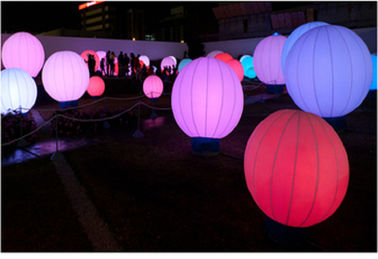Produtos infláveis da propaganda do evento, bola à terra inflável colorida iluminada conduzida