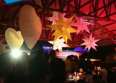 A estrela de queda conduzida inflável ilumina o vermelho fantástico para a decoração do telhado