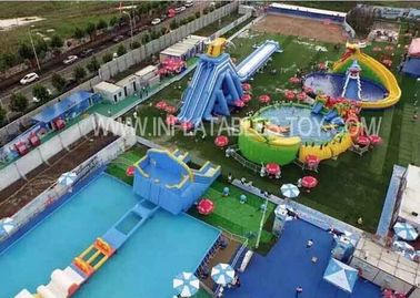 Parque inflável da água do divertimento exterior com corrediça gigante da natação