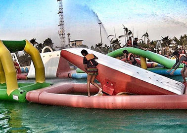 A água da família estaciona para o divertimento, parque inflável da água das ondas do verão para crianças/adulto