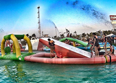 A água da família estaciona para o divertimento, parque inflável da água das ondas do verão para crianças/adulto