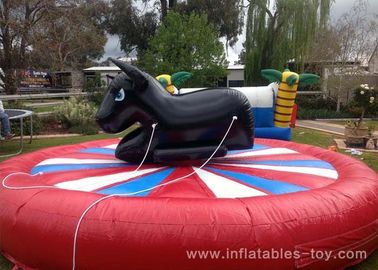 Dos jogos infláveis dos esportes do parque de diversões rodeio mecânico gigante Bull com colchão inflável
