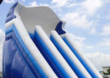 As corrediças de água comerciais gigantes, azul caçoam corrediças de água infláveis com associação