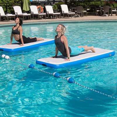 Tapete de yoga flutuante inflável para água com tecido ponto gota inflável para ginástica