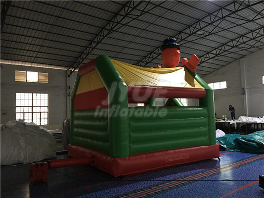 O leão-de-chácara inflável do tema animal salta a festa em casa do salto da explosão do castelo