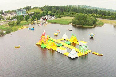 Parque inflável da água da grande baía super impressionante, esportes de água amarelos para o oceano