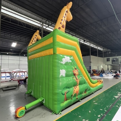 A água de Plato Commercial Giraffe Double Inflatable desliza o tema dos desenhos animados