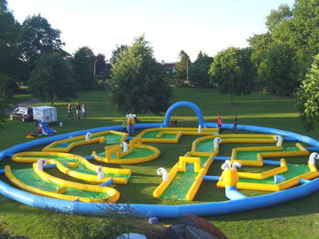 Jogos infláveis loucos populares dos esportes, campo inflável da raça do golfe para o evento