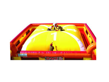 Montanha macia inflável jogos infláveis exteriores amarelos/vermelhos para a competência das crianças