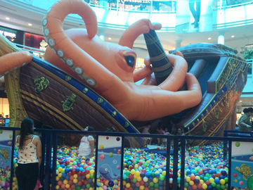 Parque inflável da água do polvo gigante interno do navio de pirata com as bolas do poço para o shopping grande