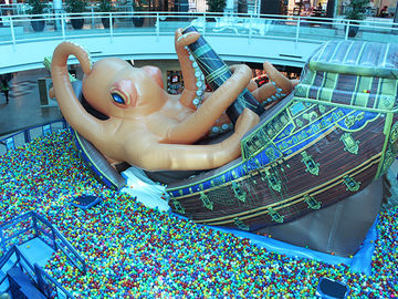 Parque inflável da água do polvo gigante interno do navio de pirata com as bolas do poço para o shopping grande
