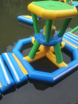 Trampolim insular flutuante inflável Parque aquático flutuante de verão personalizado