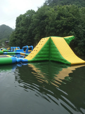Trampolim insular flutuante inflável Parque aquático flutuante de verão personalizado
