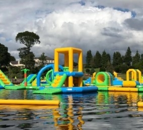 Parque aquático flutuante inflável ao ar livre 0,9 mm PVC Jogos aquáticos infláveis