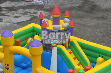 Equipamento inflável do campo de jogos do parque de diversões temático inflável do castelo da cidade do divertimento