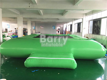 A água inflável verde brinca o trampolim da água para o equipamento de flutuação do parque da água