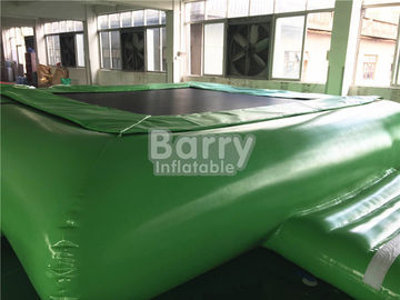 A água inflável verde brinca o trampolim da água para o equipamento de flutuação do parque da água