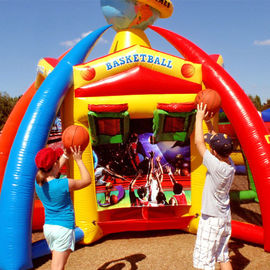 Jogos infláveis dos esportes do mundo que incluem o basebol, basquetebol, futebol para o evento