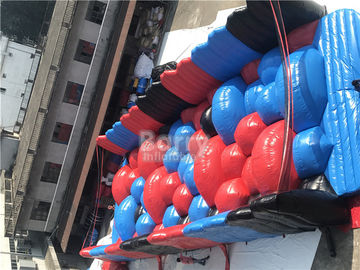 Barry personalizou o salto gigante atrativo em torno do exemplo bem sucedido da raça inflável do curso de obstáculo 5K