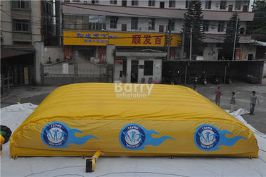 Airbag inflável do salto dos jogos infláveis exteriores emocionantes dos esportes para esquiar, conluio do airbag do salto da bicicleta