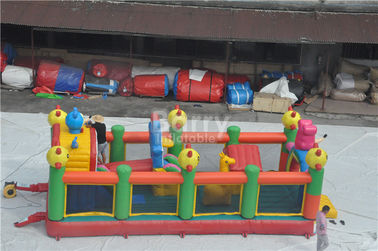 Campo de jogos inflável da criança de encerado do PVC de Plato/cidade inflável do divertimento