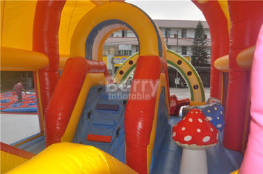 Equipamento inflável do campo de jogos crianças internas/exteriores com tampa
