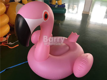 A associação de flutuação inflável do rosa grande do tamanho brinca/animais do flamingo