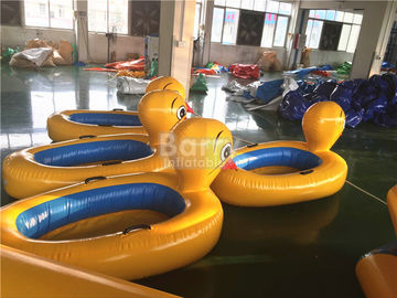 O animal amarelo grande do pato flutua brinquedos infláveis da água para a associação com impressão do logotipo