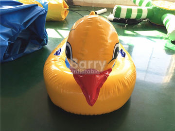 O animal amarelo grande do pato flutua brinquedos infláveis da água para a associação com impressão do logotipo