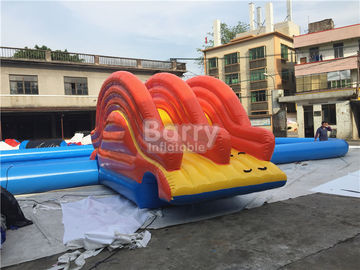 Associação inflável da forma do retângulo com corrediça pequena para barcos da bola ou de pá da água