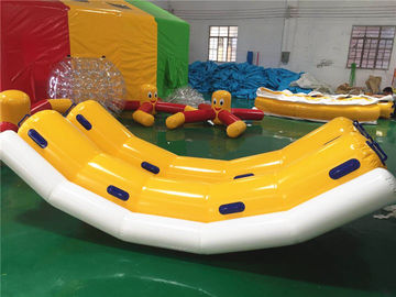 A água inflável das pessoas do anúncio publicitário 4 brinca/tubo rebocadora inflável do barco de banana para esquiar na água