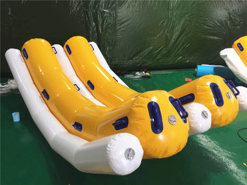 A água inflável das pessoas do anúncio publicitário 4 brinca/tubo rebocadora inflável do barco de banana para esquiar na água