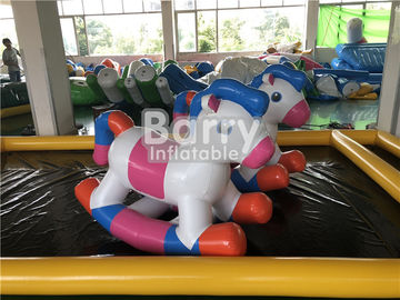Cavalo inflável do flutuador dos brinquedos da água dos jogos exteriores do parque da água para a piscina