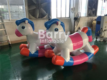 Cavalo inflável do flutuador dos brinquedos da água dos jogos exteriores do parque da água para a piscina