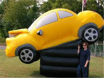 O carro de esportes inflável criativo luxuoso dos produtos da propaganda, marca o carro inflável