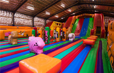 Saltando o campo de jogos inflável da criança, parque de diversões do campo de jogos da cidade do divertimento