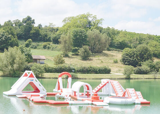 Parque temático inflável gigante do campo de jogos da água para o lago, o mar ou o recurso
