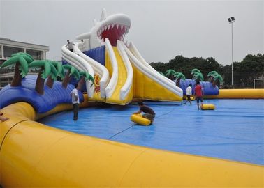 O parque da água dos jogos da explosão do entretenimento/água infláveis finais brinca para o lago