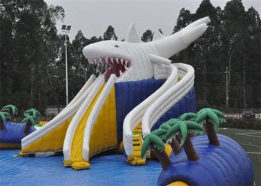 O parque da água dos jogos da explosão do entretenimento/água infláveis finais brinca para o lago