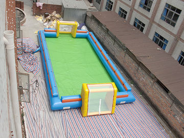 Campo de futebol inflável da água emocionante, corte inflável do sabão do futebol para crianças