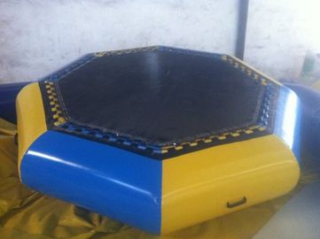 Brinquedos infláveis da água de Customzied, trampolim inflável da água para saltar
