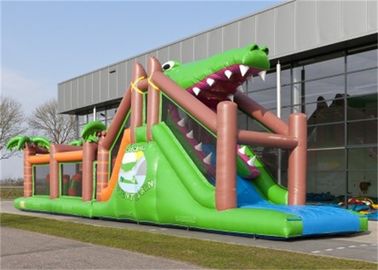Curso de obstáculo verde bonito da explosão do tubarão para jogos infláveis gigantes das crianças