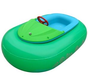 A piscina inflável brinca o barco/barco de pá elétrico pequeno das crianças